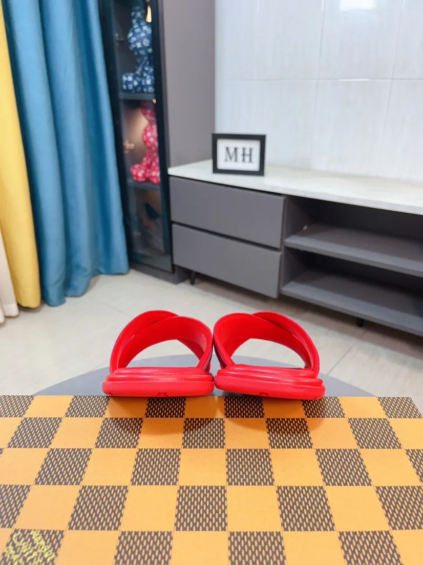 Men's shoes 💰340🌹🌹 (lv-Louis Vuitton) New men's slippers, high-end boutique, exquisite embossed logo decoration on the upper, fine workmanship, super soft soles, casual, loose and comfortable, a must-have in summer! \nsize：38-44